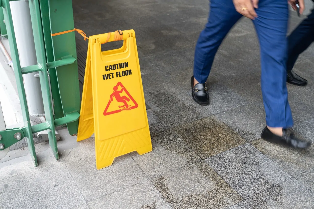 Who Pays for Sidewalk Slip and Fall Injuries in Miami?